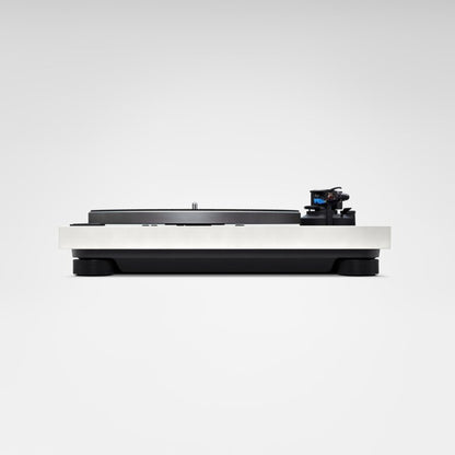 Technics SL-40CBT Plattenspieler Grau Frontansicht auf Augenhöhe, flaches Chassis mit Tonabnehmer