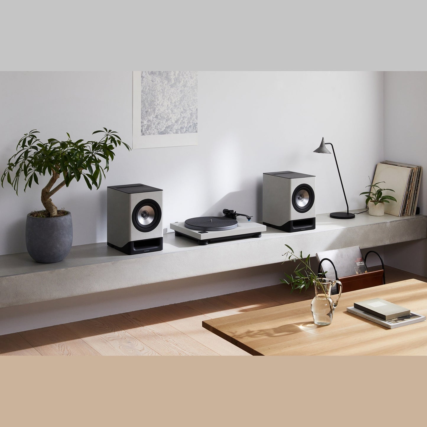 Technics SL-40CBT Plattenspieler Grau Lifestyle auf Betonsims mit SC-CX700 Lautsprecherpaar