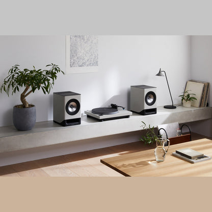 Technics SL-40CBT Plattenspieler Grau Lifestyle auf Betonsims mit SC-CX700 Lautsprecherpaar