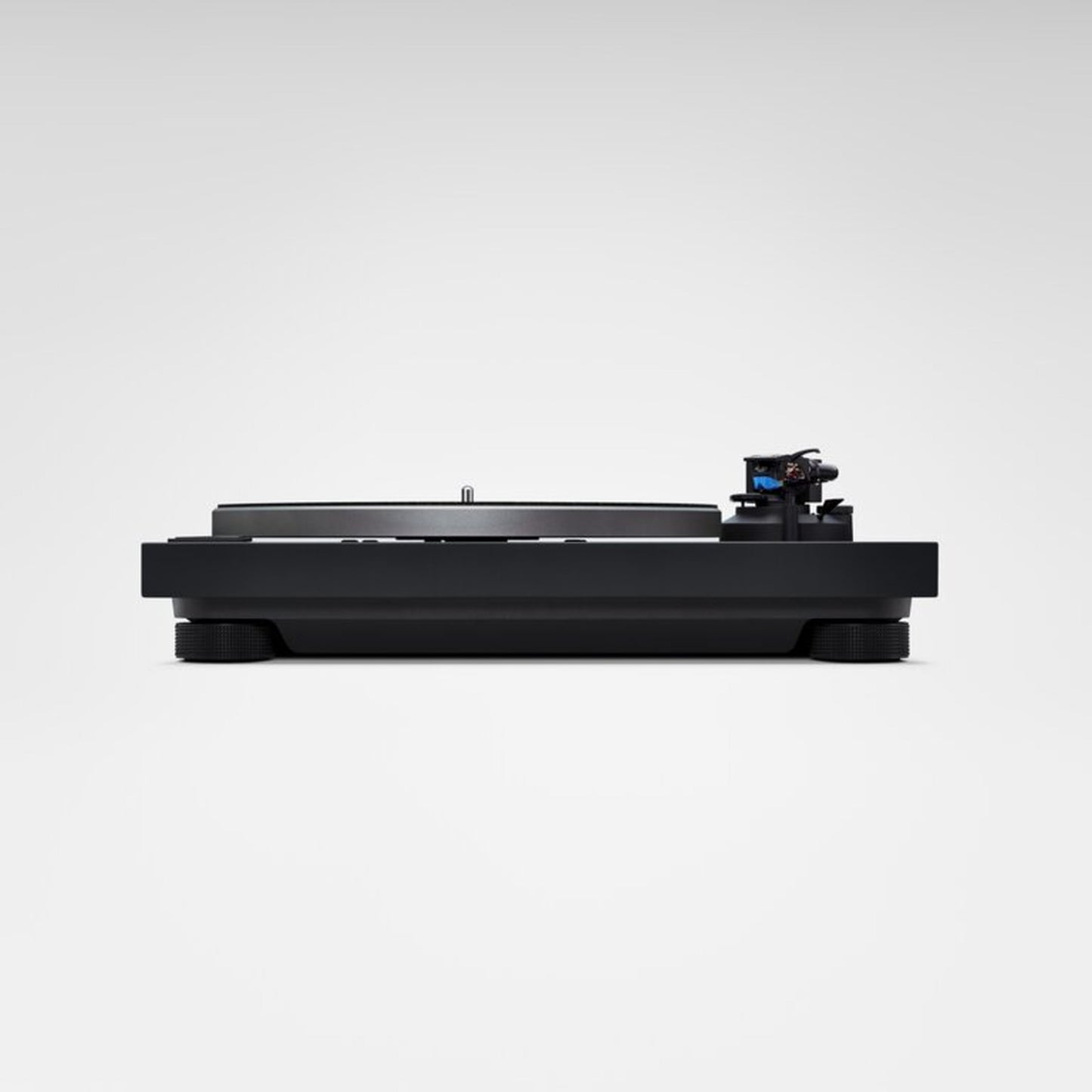 Technics SL-40CBT Plattenspieler Schwarz Frontansicht auf Augenhöhe, flaches Chassis mit Tonabnehmer