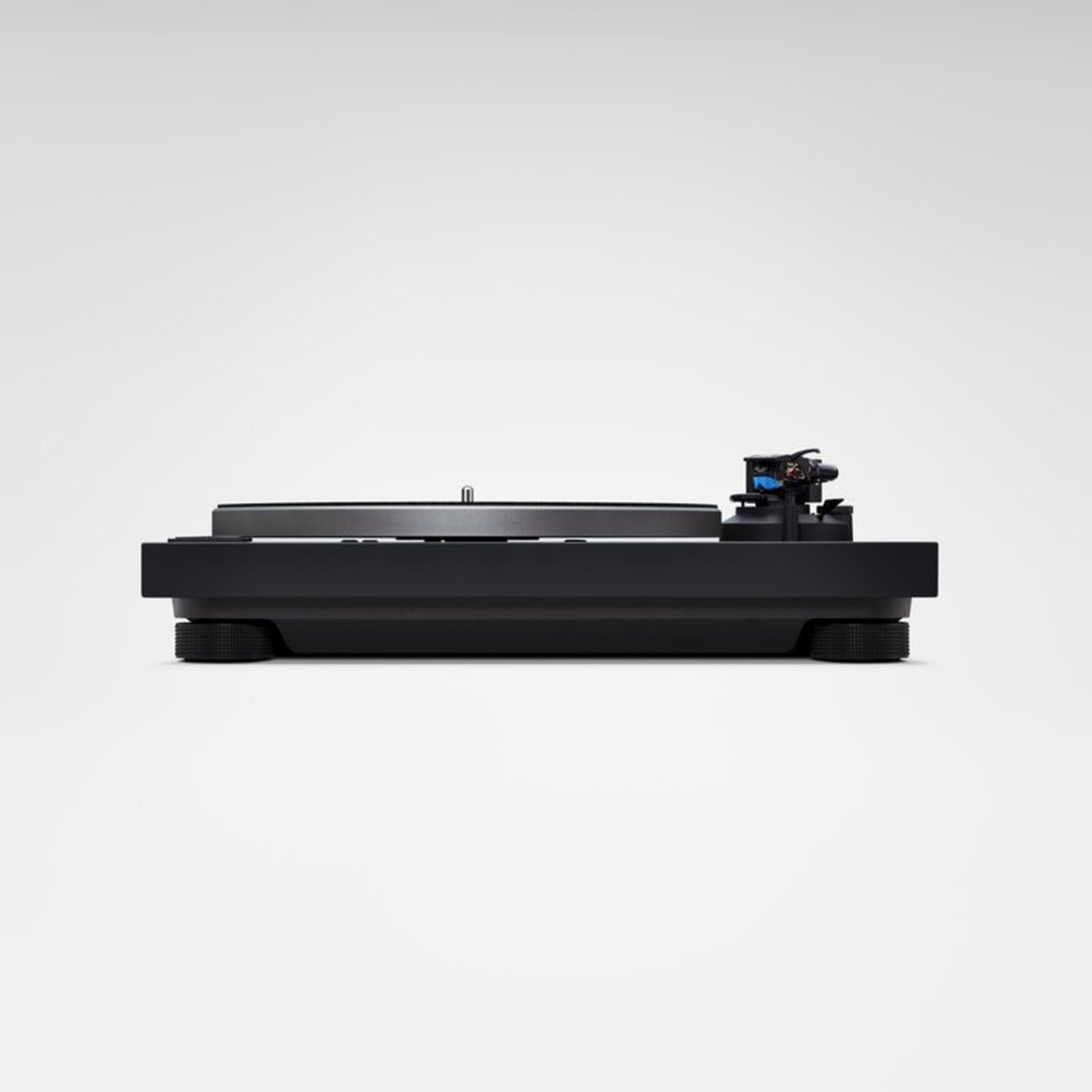 Technics SL-40CBT Plattenspieler Schwarz Frontansicht auf Augenhöhe, flaches Chassis mit Tonabnehmer
