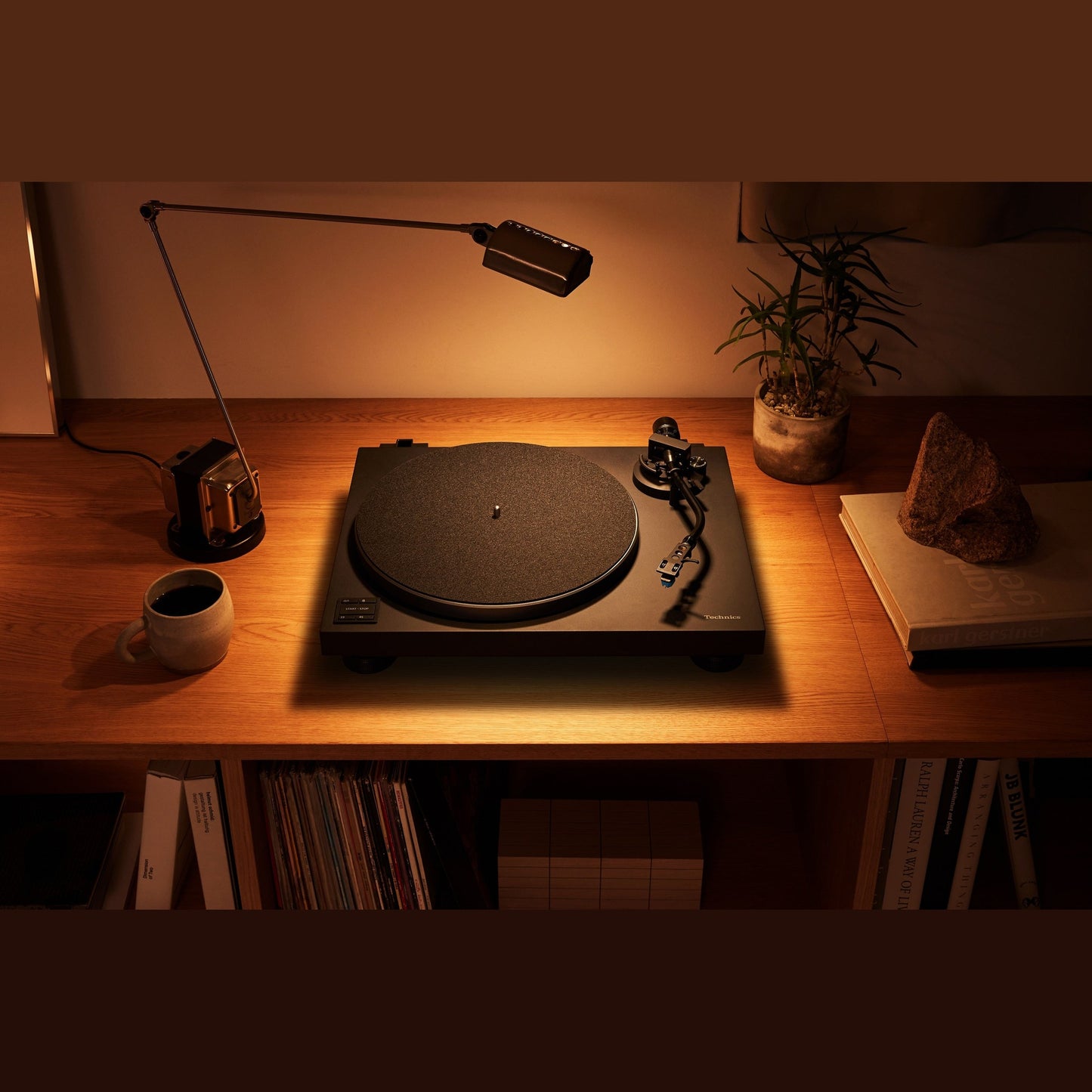 Technics SL-40CBT Plattenspieler Schwarz Lifestyle auf Schreibtisch mit Leselampe und Plattenregal