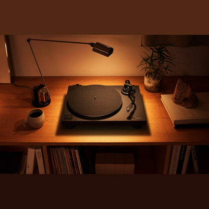 Technics SL-40CBT Plattenspieler Schwarz Lifestyle auf Schreibtisch mit Leselampe und Plattenregal
