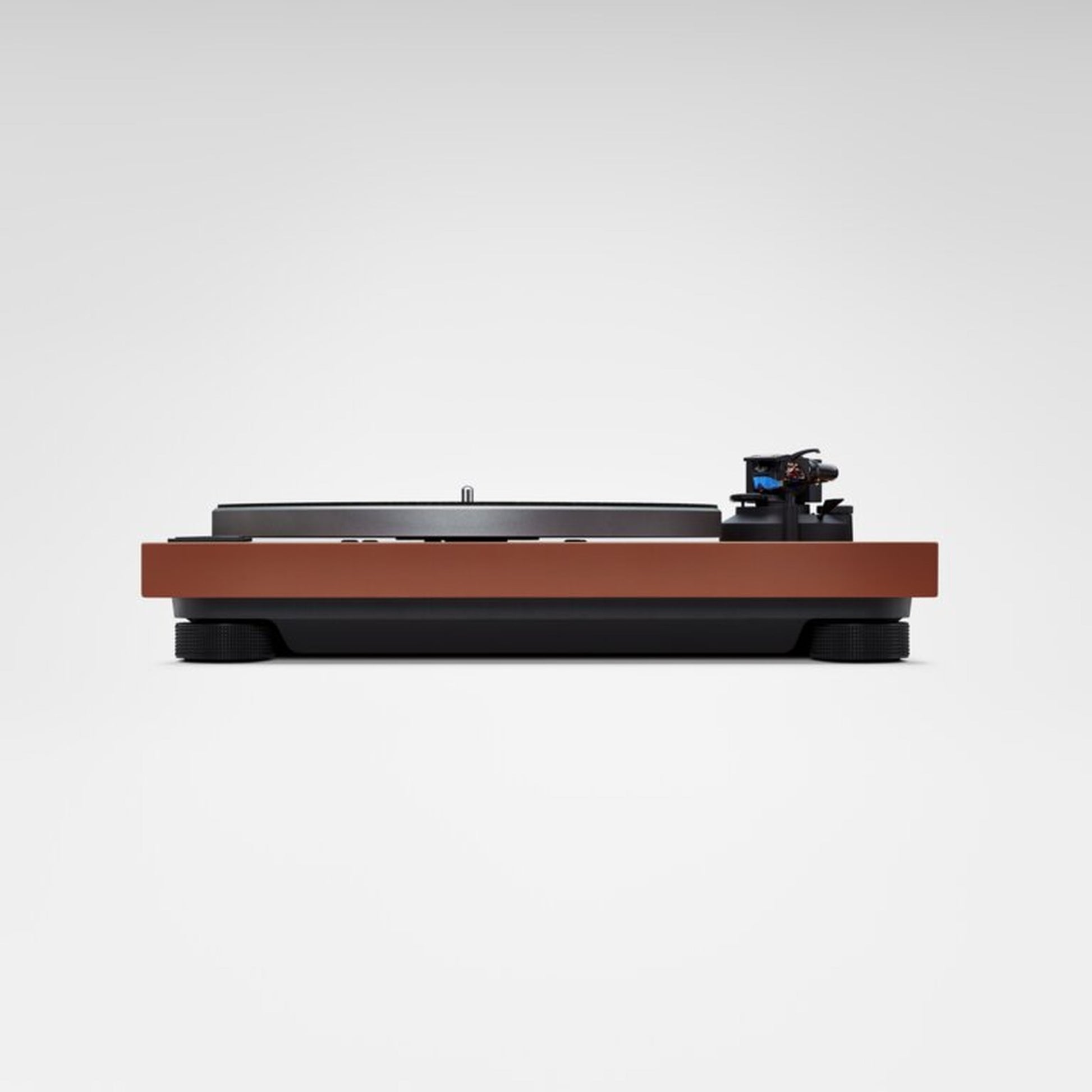 Technics SL-40CBT Plattenspieler Terracotta Frontansicht auf Augenhöhe, flaches Chassis mit Tonabnehmer