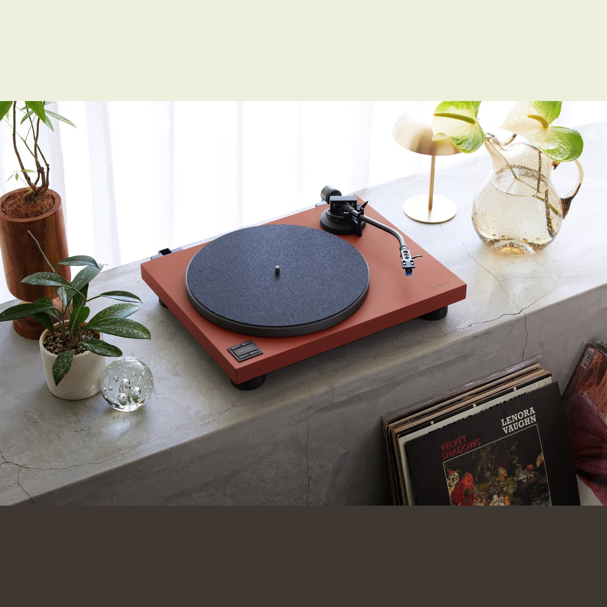Technics SL-40CBT Plattenspieler Terracotta Lifestyle auf Betontheke mit Pflanze und Schallplatten