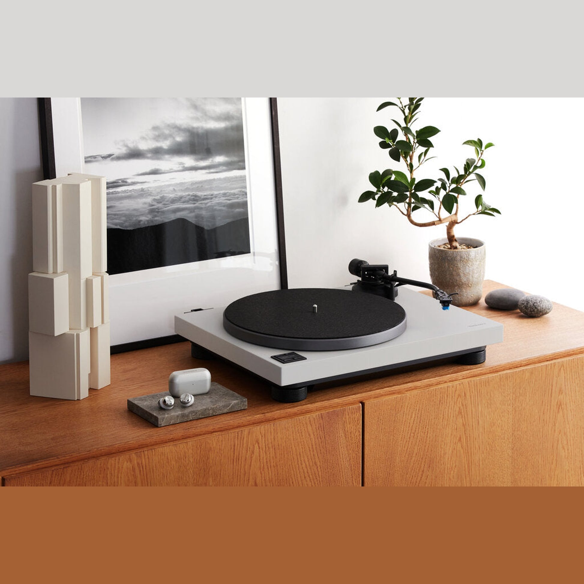 Technics SL-40CBT + SC-CX700 HiFi-Set Grau Lifestyle, Plattenspieler auf Holzsideboard mit Bonsai und Bilderrahmen