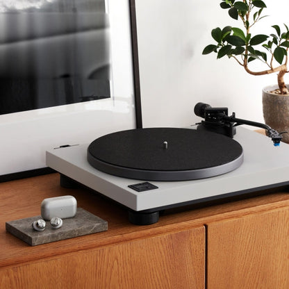Technics SL-40CBT + SC-CX700 HiFi-Set Grau Lifestyle, Plattenspieler auf Sideboard mit In-Ears vor dem Fernseher