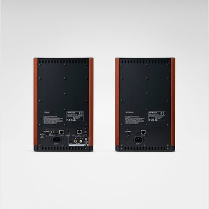 Technics SL-40CBT + SC-CX700 HiFi-Set Terracotta Anschlussfeld der Aktivlautsprecher mit Typenschild und Netzanschluss