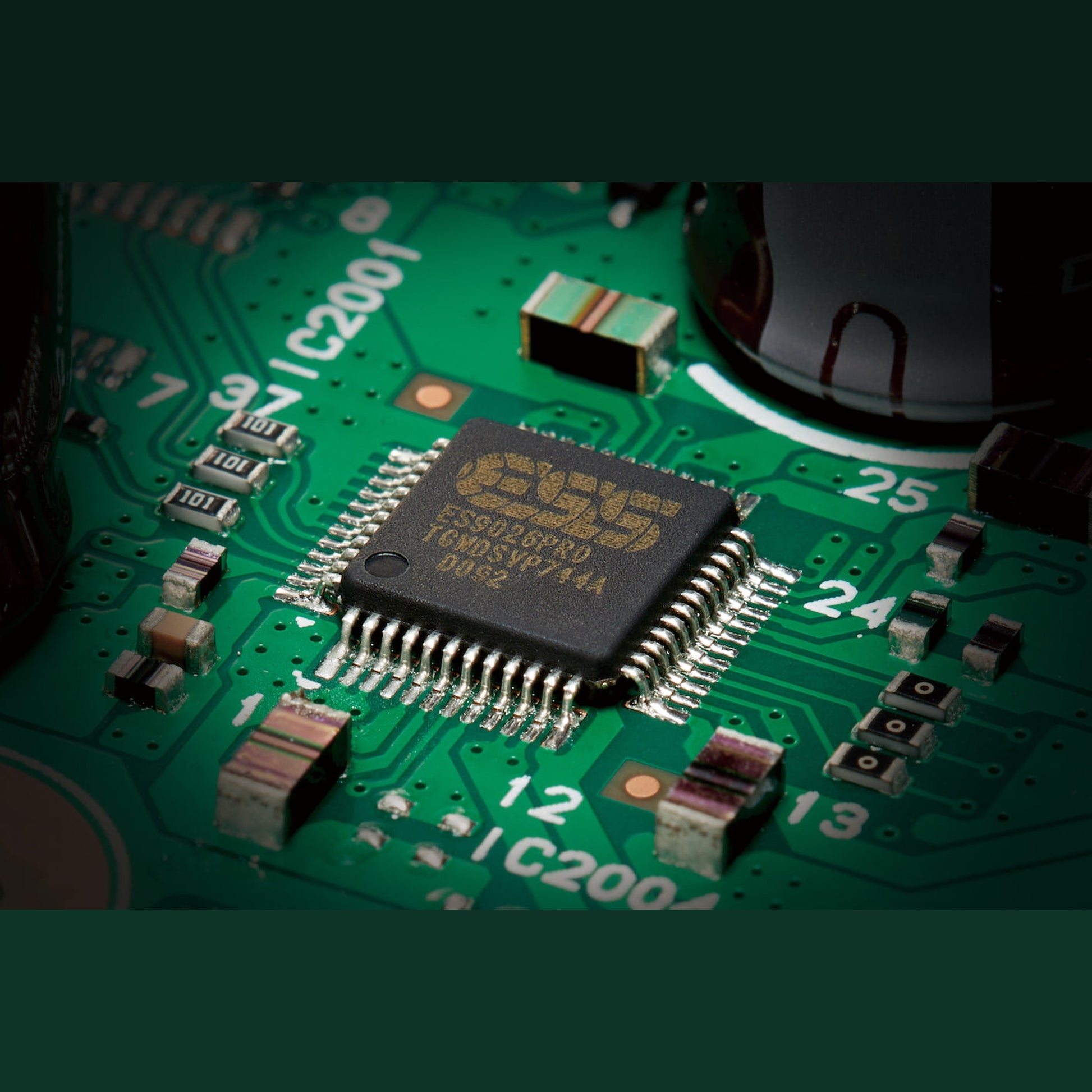 Technics SL-G700M2 Netzwerk-SACD-Player Schwarz Detailansicht ESS-DAC-Chip auf der Platine