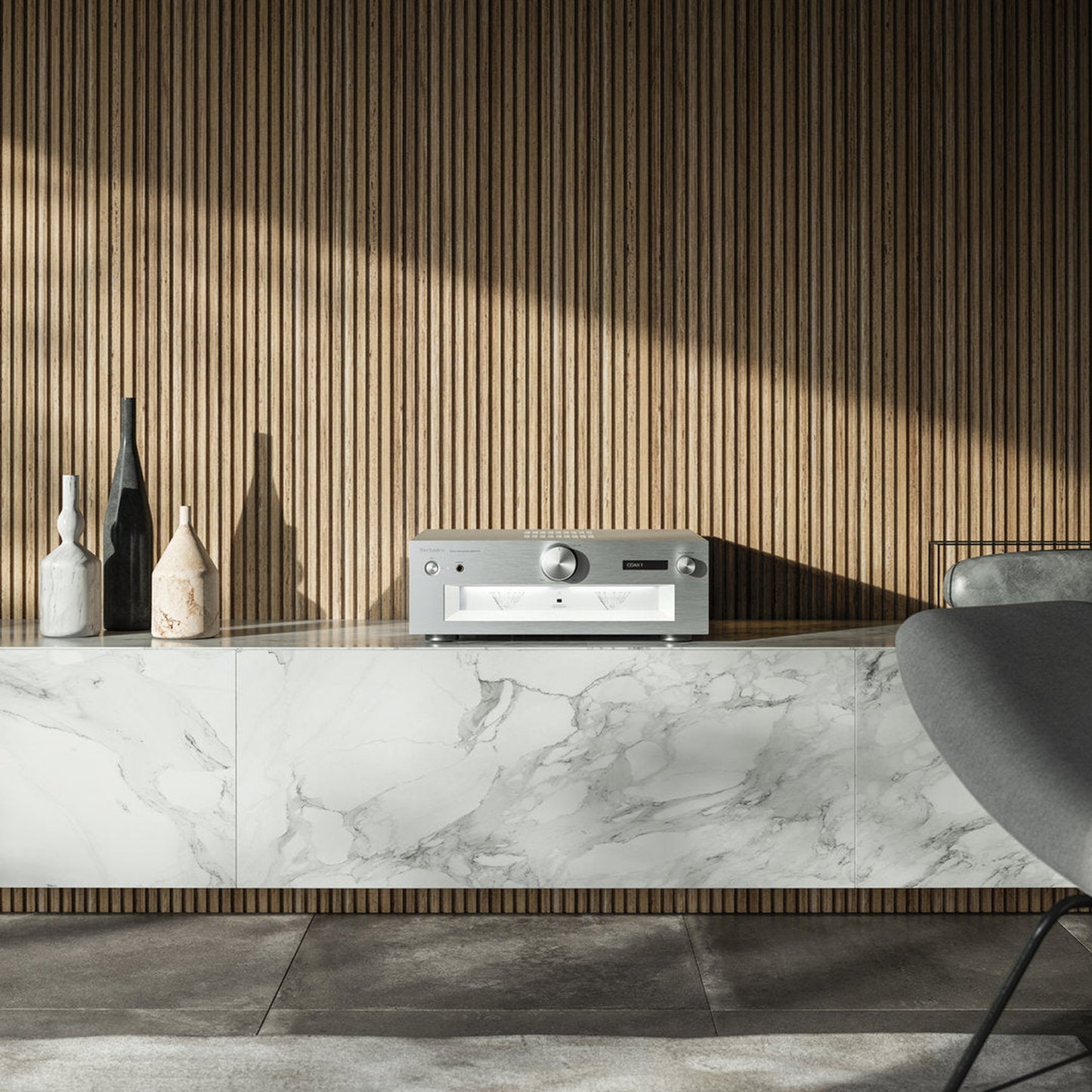Technics SU-G700M2 Vollverstärker Silber Lifestyle auf Marmor-Sideboard vor Holzlamellenwand