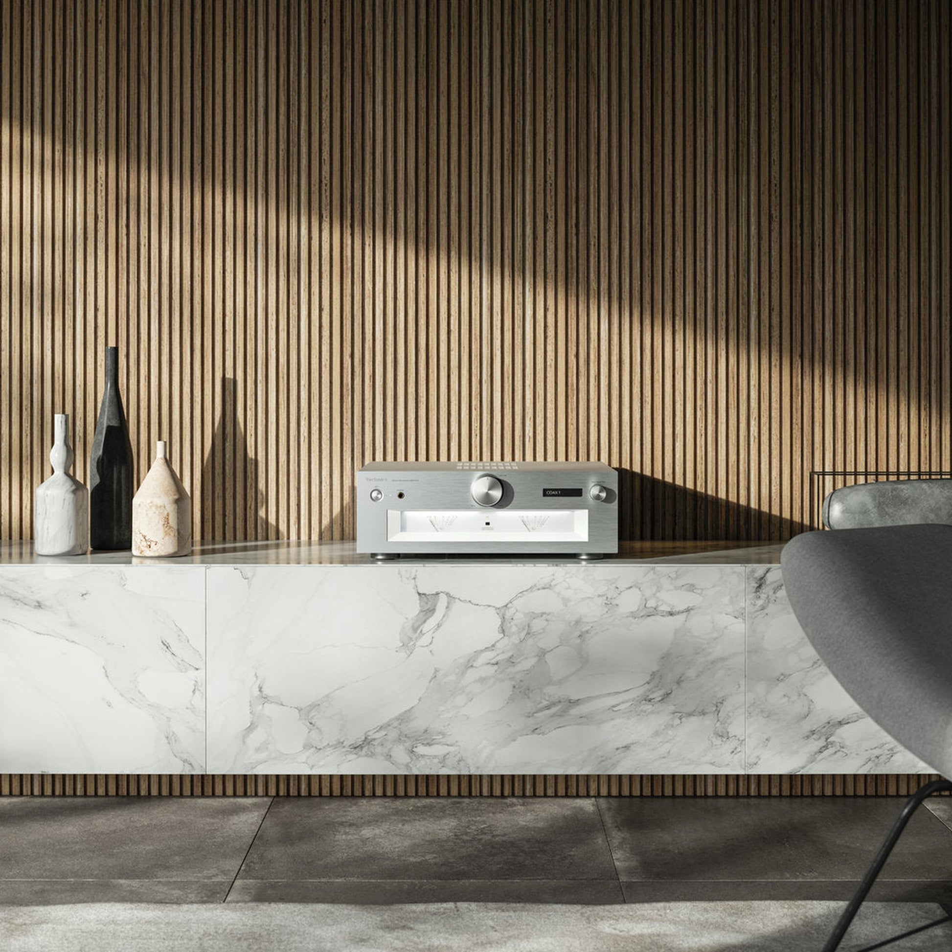 Technics SU-G700M2 Vollverstärker Silber Lifestyle auf Marmor-Sideboard vor Holzlamellenwand
