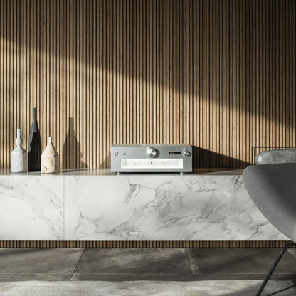 Technics SU-G700M2 Vollverstärker Silber Lifestyle auf Marmor-Sideboard vor Holzlamellenwand