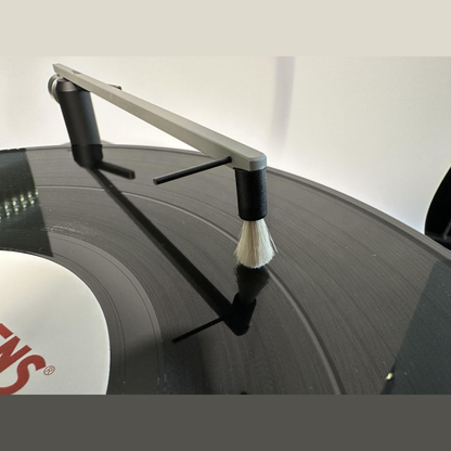 Thorens CA-800 Plattenbesen Lifestyle 2 Nahaufnahme des Ziegenhaar-Pinsels auf der Plattenrille