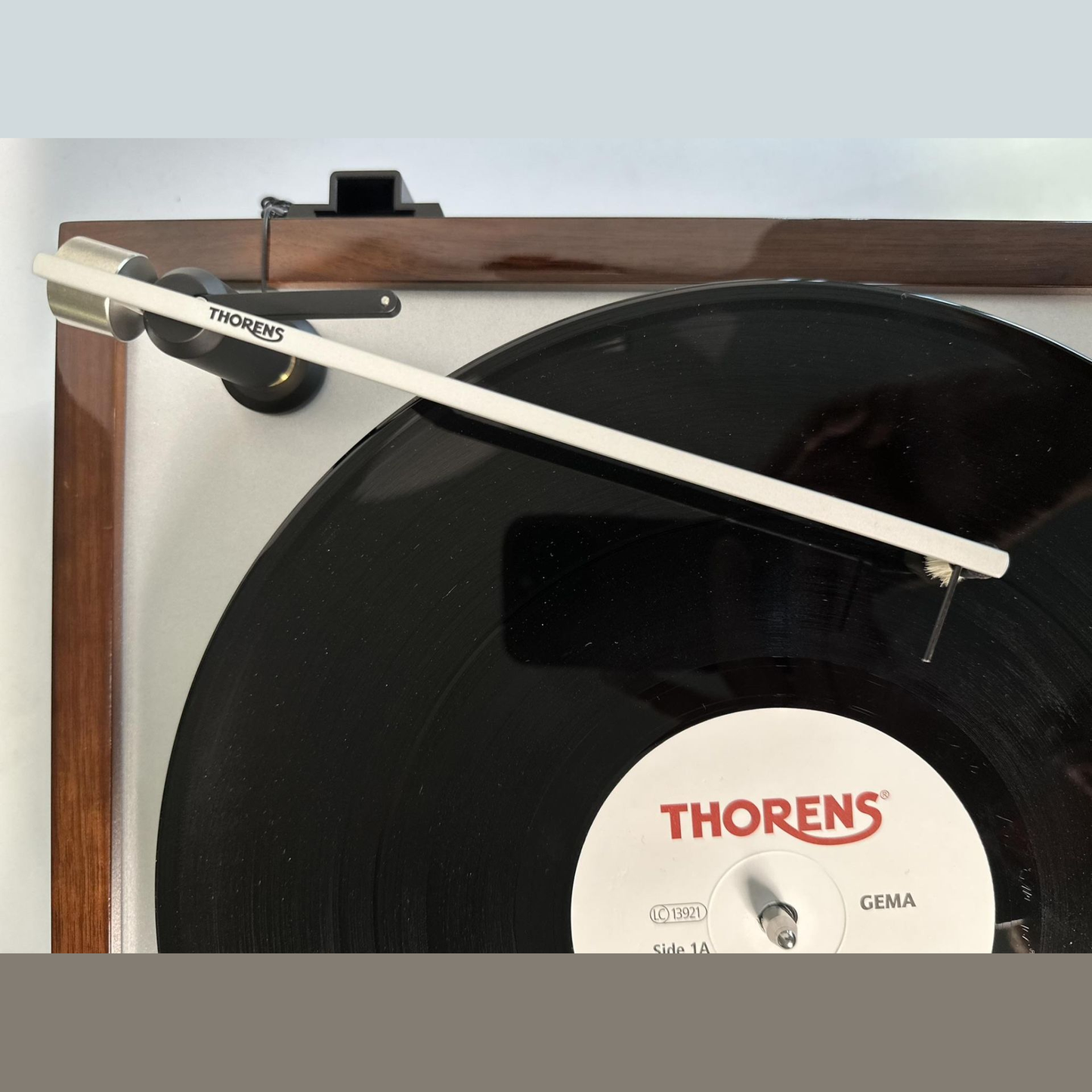 Thorens CA-800 Plattenbesen Lifestyle im Einsatz auf einer Schallplatte am Plattenspieler