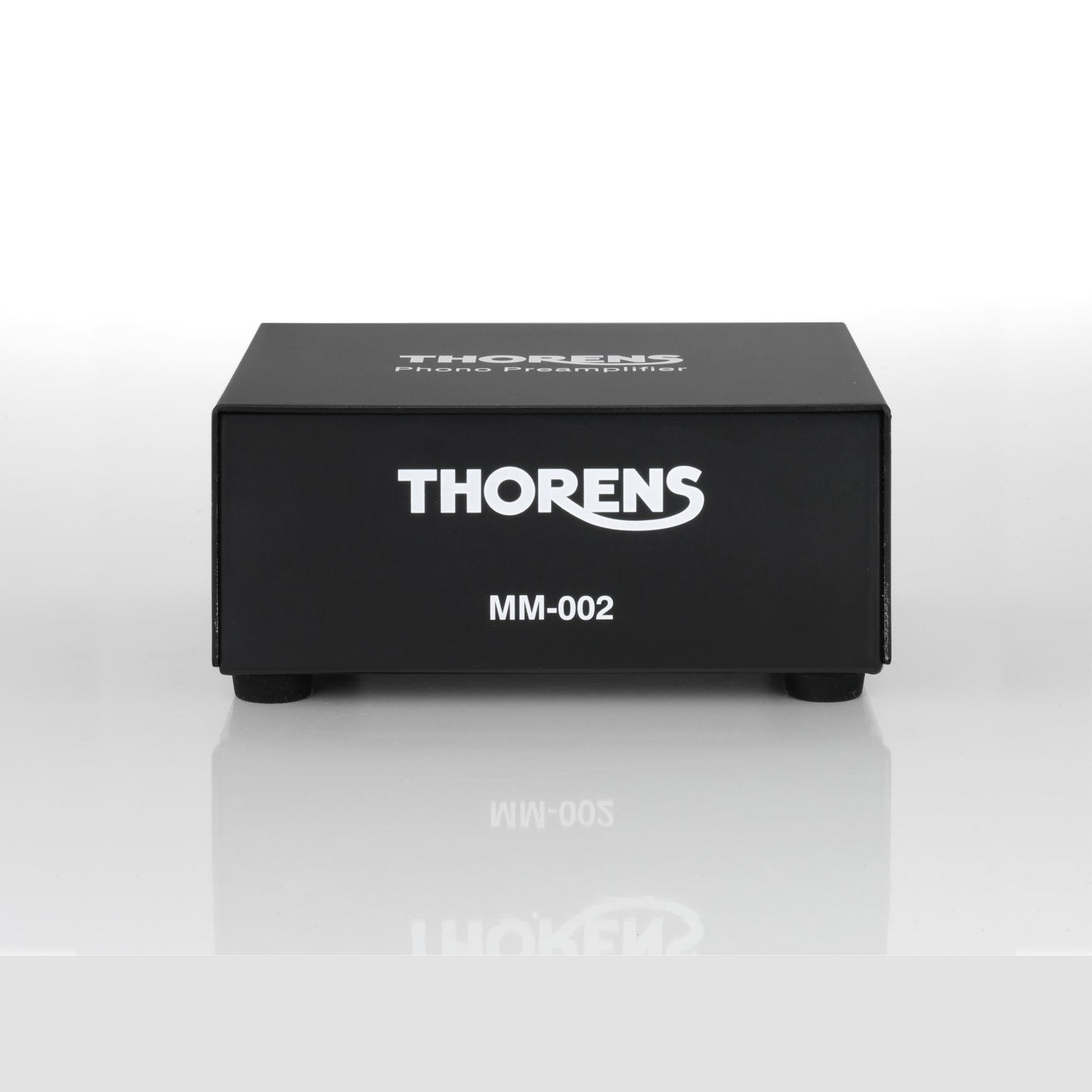 Thorens MM-002 Phono-Vorverstärker Frontansicht mit weissem Thorens-Schriftzug auf schwarzem Gehäuse