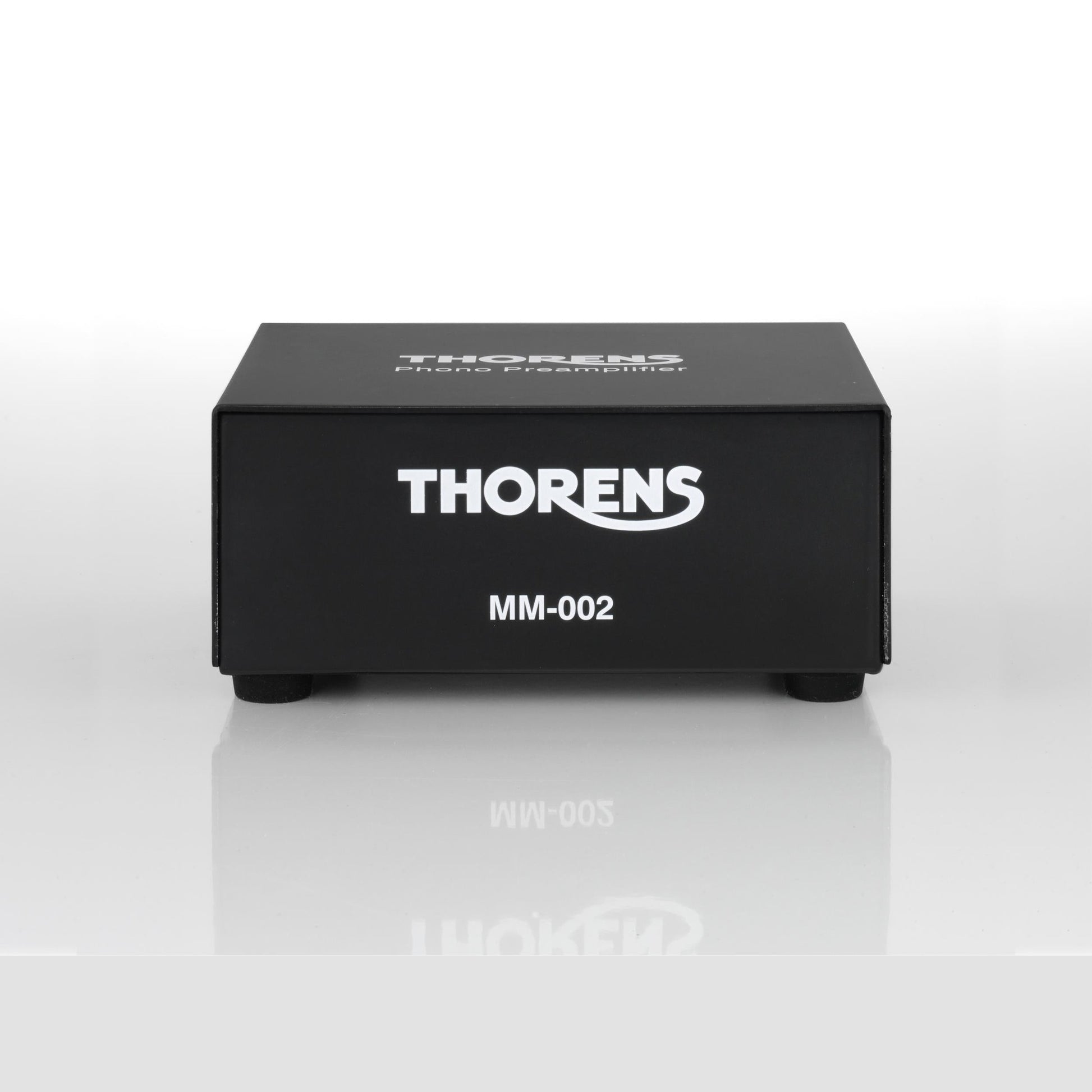Thorens MM-002 Phono-Vorverstärker Frontansicht mit weissem Thorens-Schriftzug auf schwarzem Gehäuse