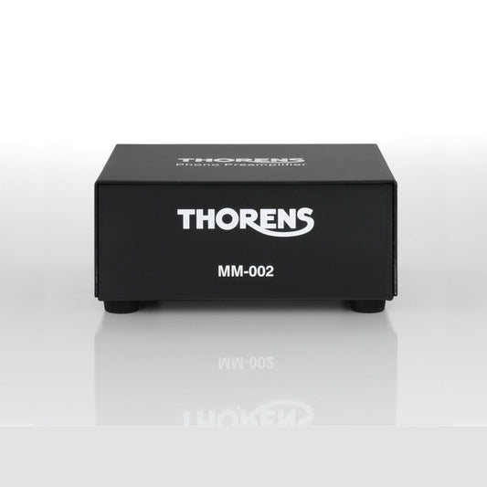 Thorens MM-002 Phono-Vorverstärker Frontansicht mit weissem Thorens-Schriftzug auf schwarzem Gehäuse
