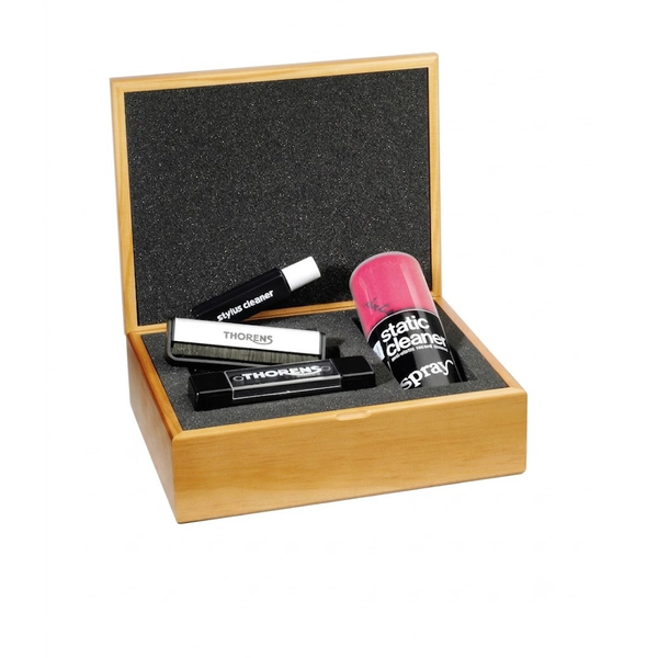 Thorens Reinigungs-Set Lieferumfang in geöffneter Holzbox mit Plattenbürste, Nadelbürste und Spray