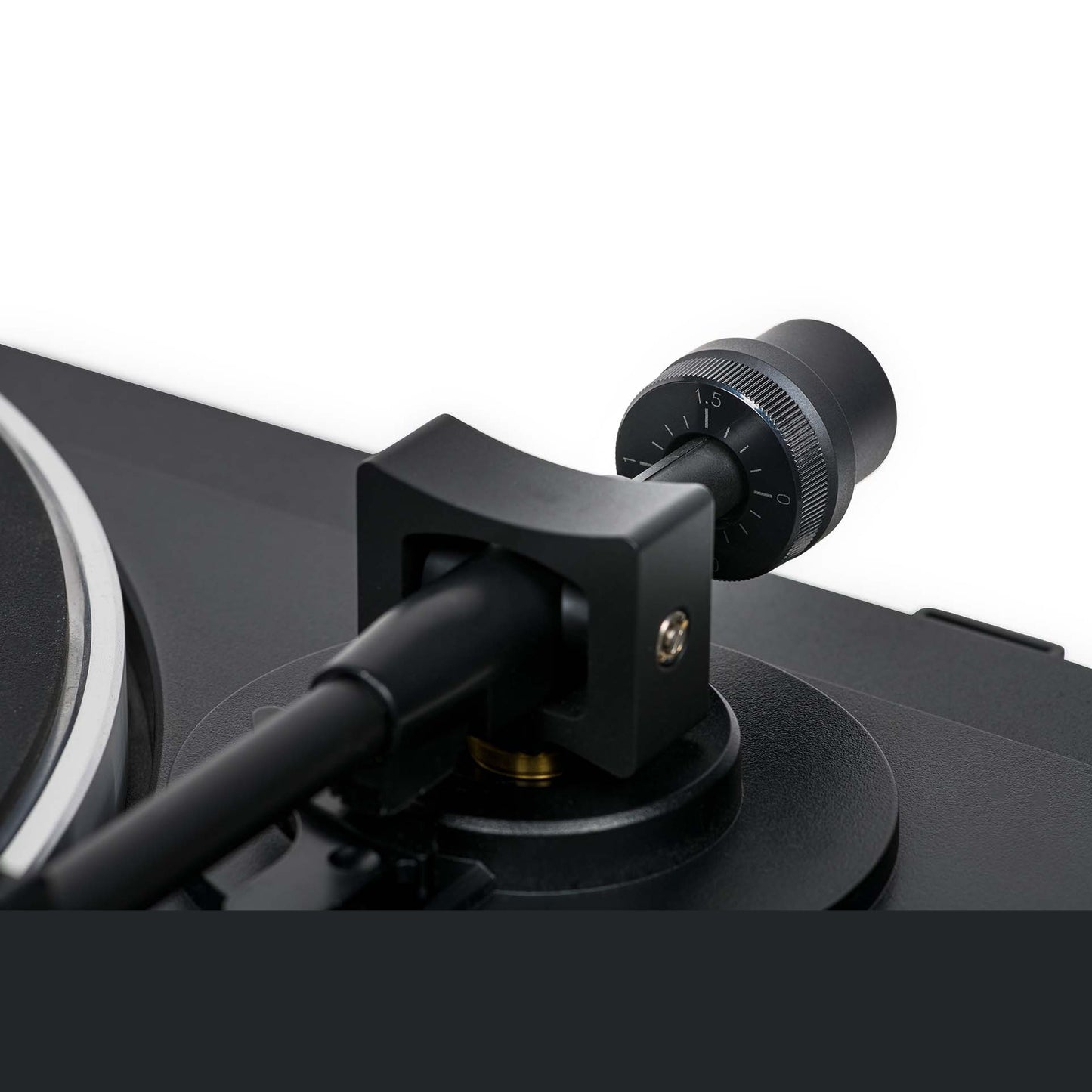 Thorens TD 101 A Plattenspieler Schwarz Matt Detailansicht Tonarmlager mit Gegengewicht und Antiskating