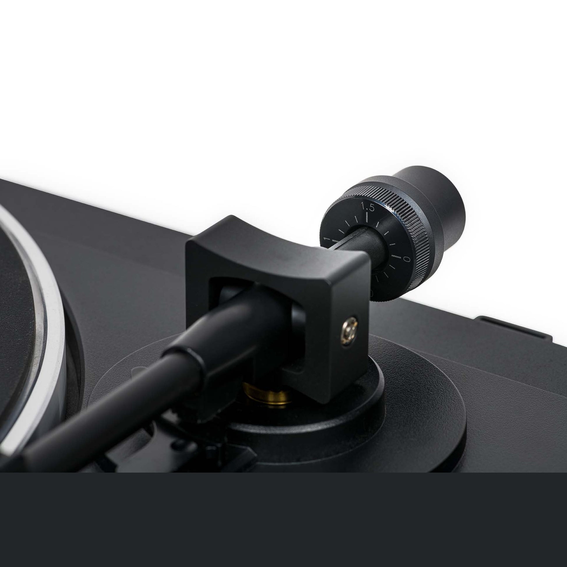 Thorens TD 101 A Plattenspieler Schwarz Matt Detailansicht Tonarmlager mit Gegengewicht und Antiskating
