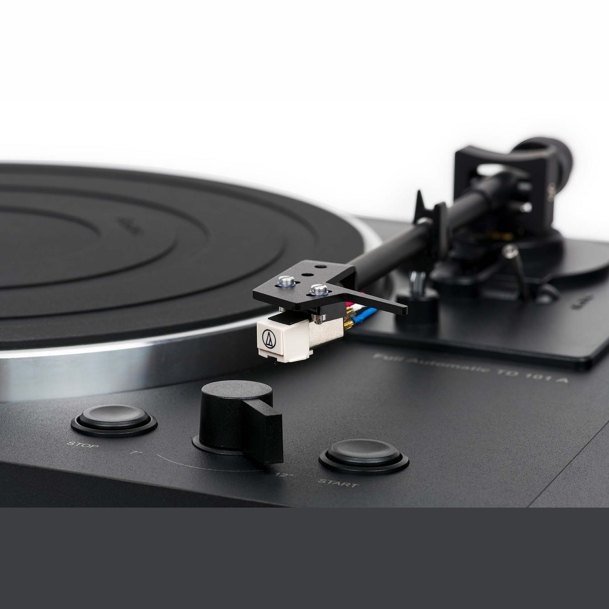 Thorens TD 101 A Plattenspieler Schwarz Matt Detailansicht Tonabnehmer und Headshell