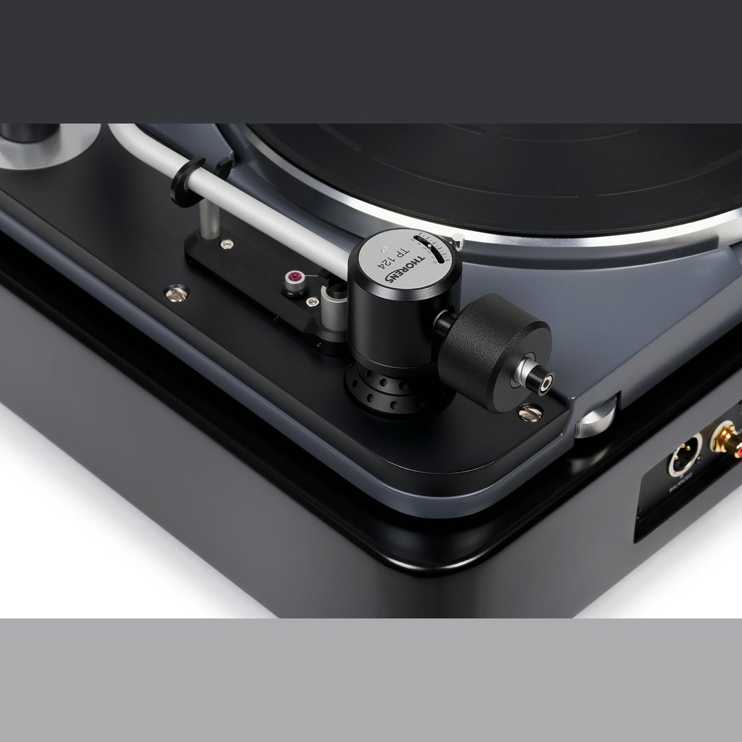Thorens TD 124 DD Plattenspieler Schwarz Detailansicht 7 Tonarmbasis und rückseitige Anschlüsse