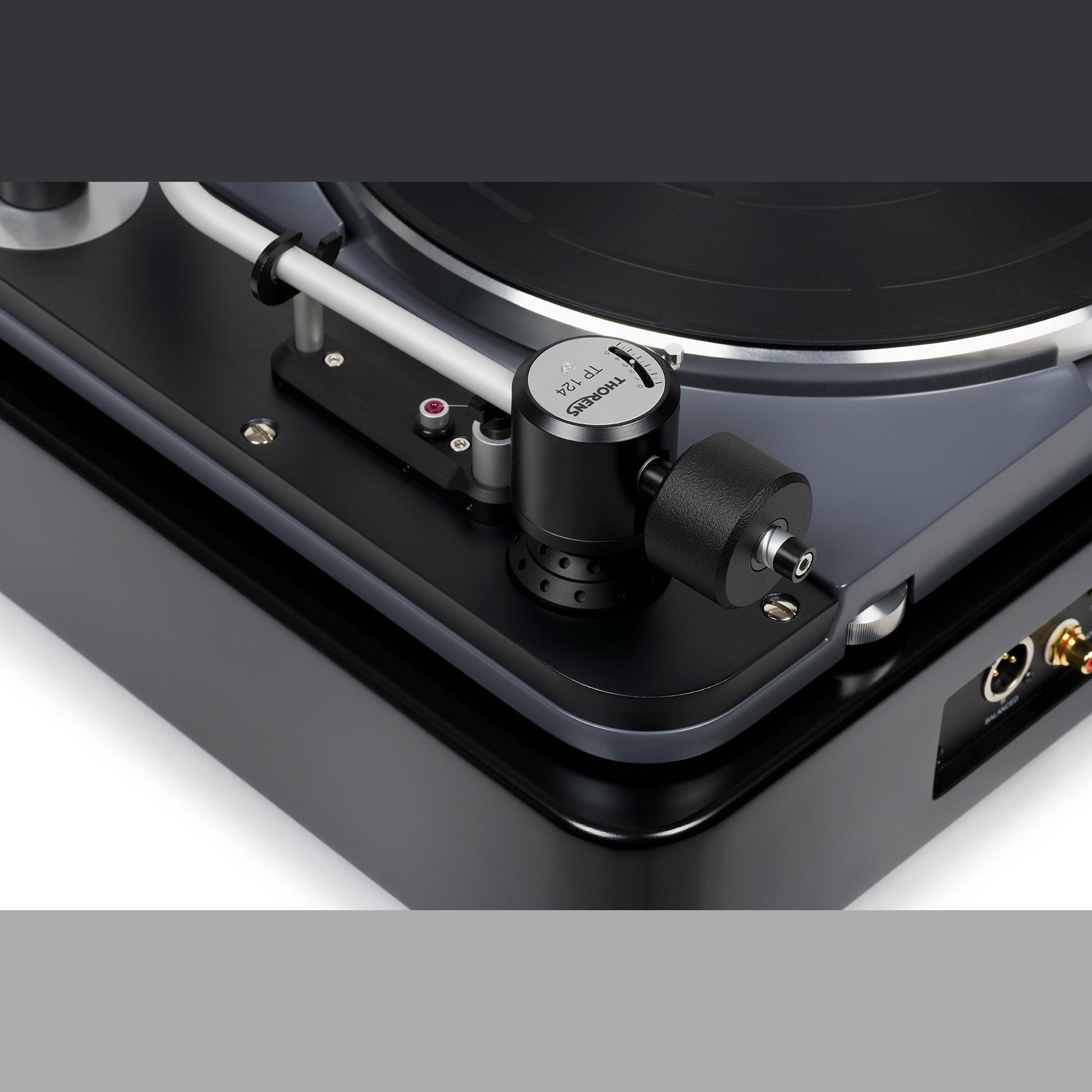 Thorens TD 124 DD Plattenspieler Schwarz Detailansicht 7 Tonarmbasis und rückseitige Anschlüsse