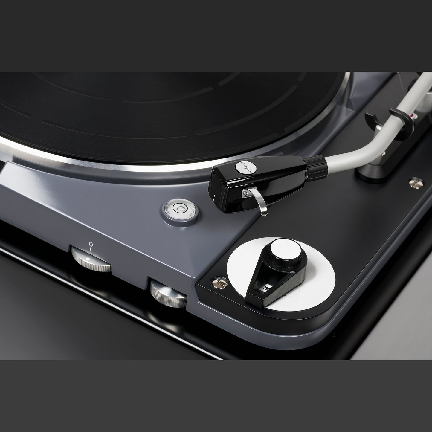 Thorens TD 124 DD Plattenspieler Schwarz Detailansicht Tonarmlift und Antiskating am Tonarm TP 124