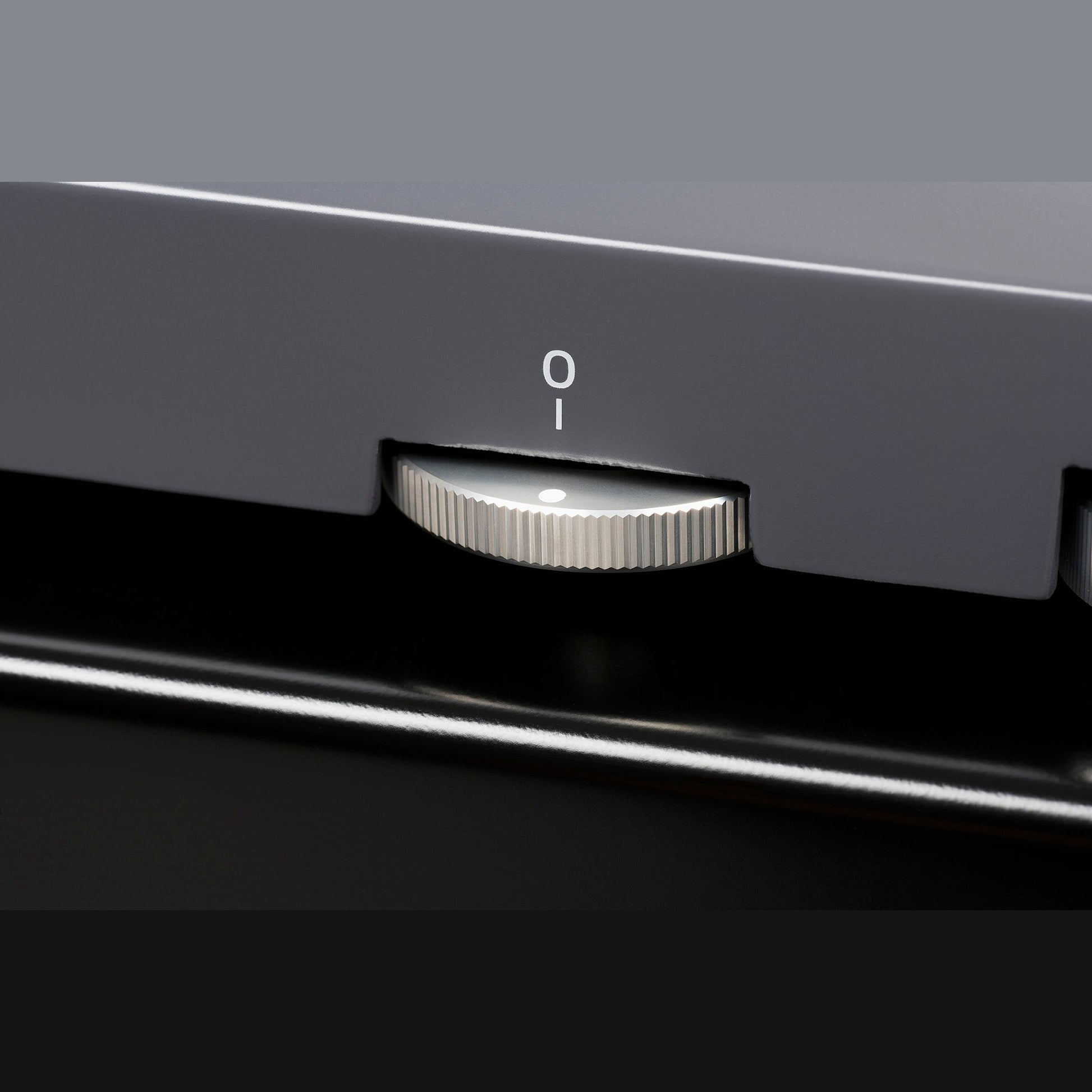 Thorens TD 124 DD + SPU-124 Plattenspieler Schwarz Detailansicht 4 Ein-Aus-Drehschalter