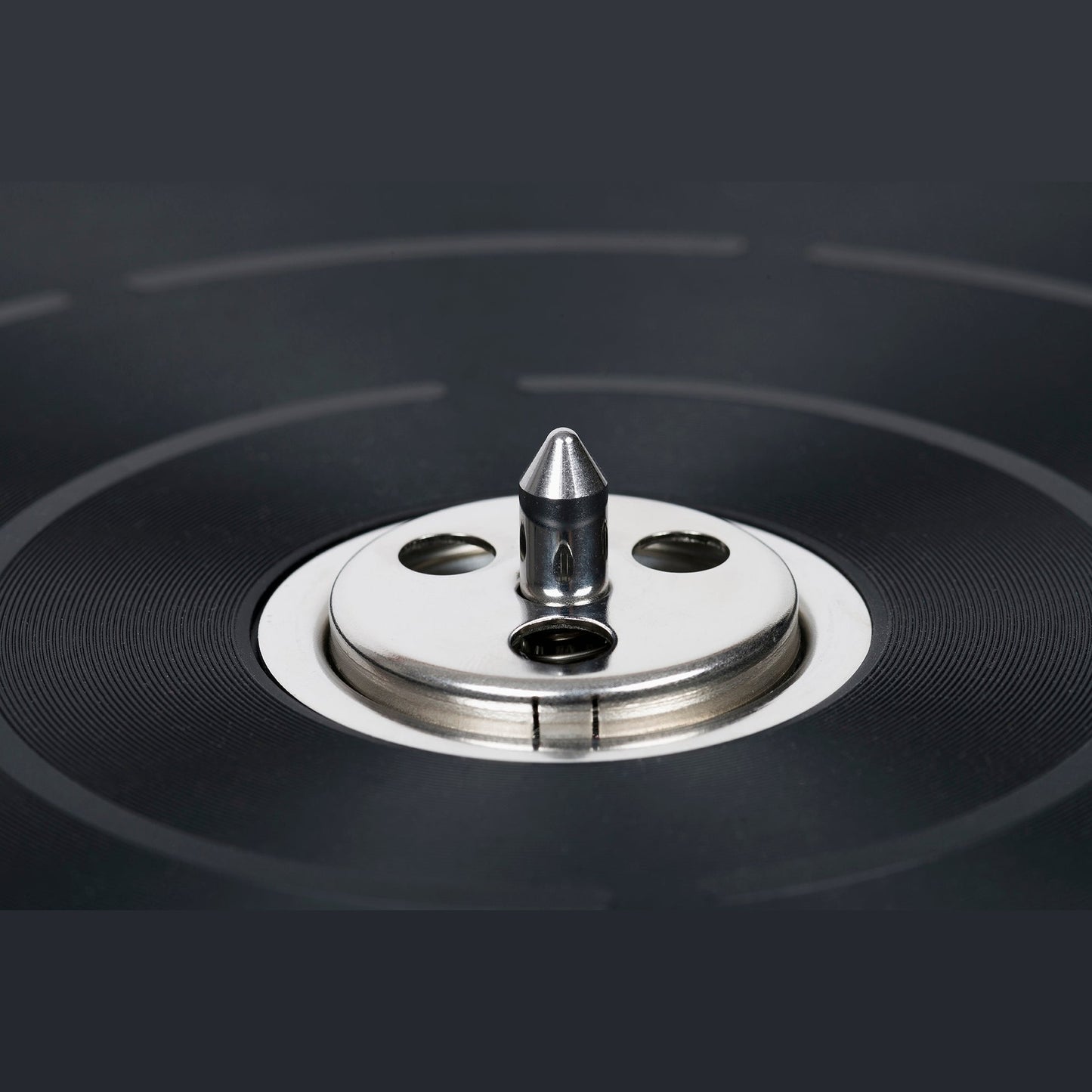 Thorens TD 124 DD + SPU-124 Plattenspieler Schwarz Detailansicht 6 Plattenteller mit Zentrierdorn