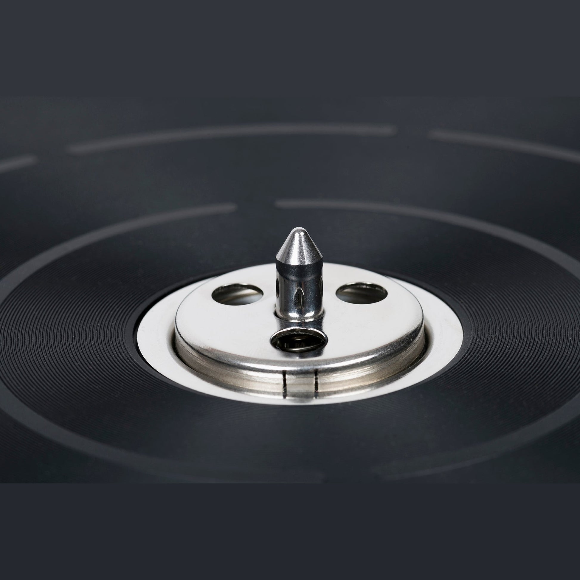 Thorens TD 124 DD + SPU-124 Plattenspieler Schwarz Detailansicht 6 Plattenteller mit Zentrierdorn