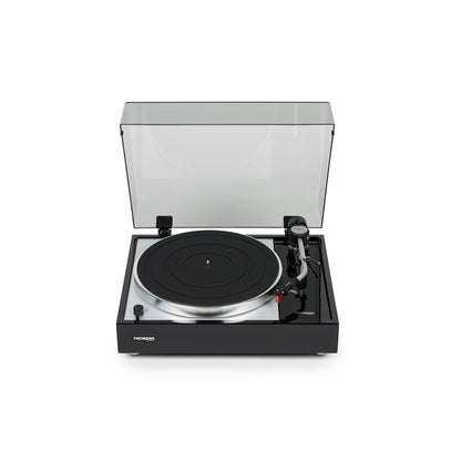 Thorens TD 1500 Plattenspieler Schwarz Hochglanz Frontansicht mit geöffneter Staubschutzhaube, Ansicht von vorn