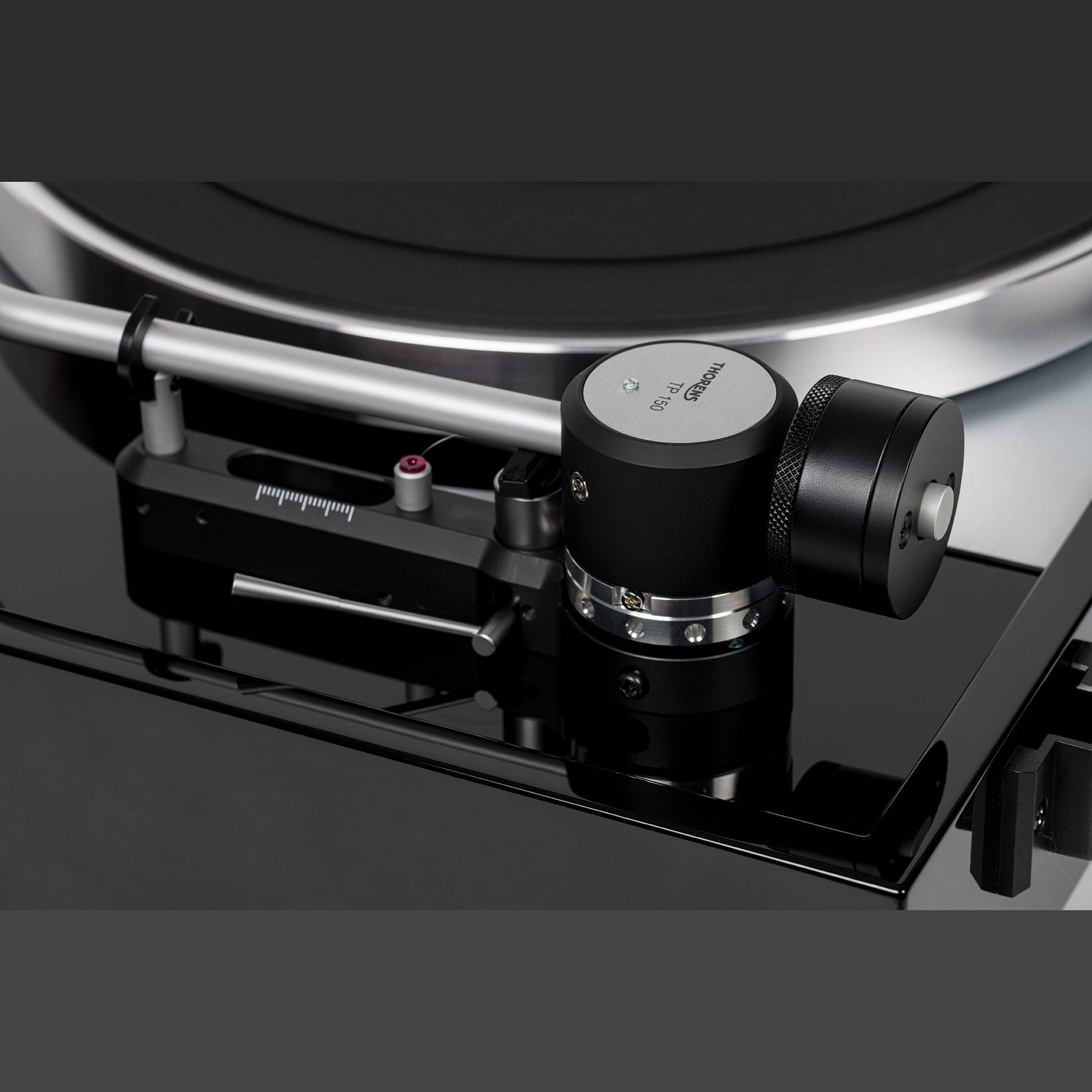 Thorens TD 1500 Plattenspieler Walnuss Hochglanz Detailansicht Tonarmlager und Gegengewicht des TP 150