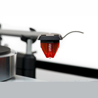 Thorens TD 1500 Plattenspieler Walnuss Hochglanz Detailansicht Ortofon-Tonabnehmer am Tonarm TP 150