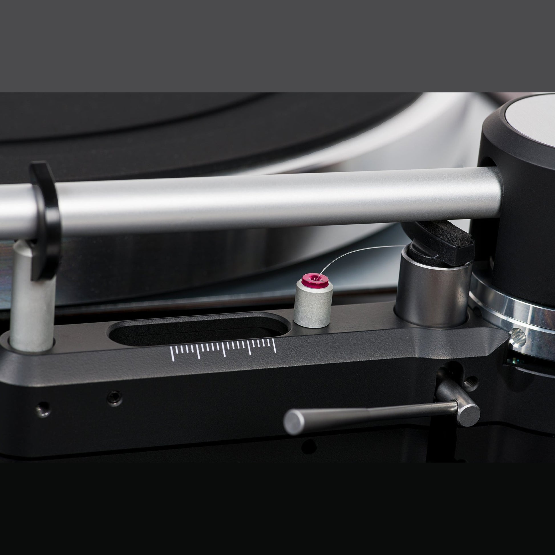 Thorens TD 1500 Plattenspieler Walnuss Hochglanz Detailansicht Antiskating-Einstellung und Tonarmbasis