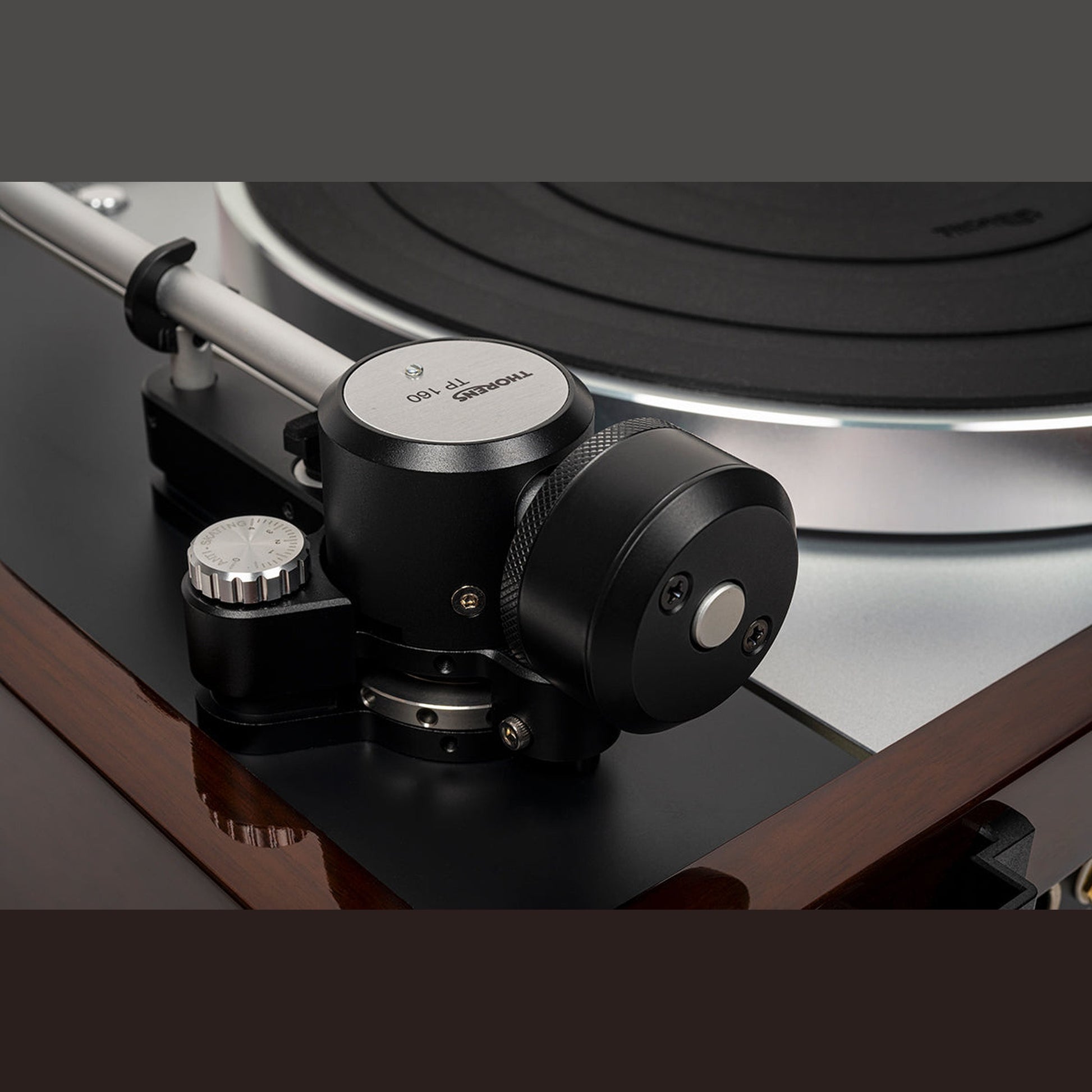 Thorens TD 1601 (TP 92) + AT-33EV MC Plattenspieler Walnuss Detailansicht Tonarmlager und Gegengewicht