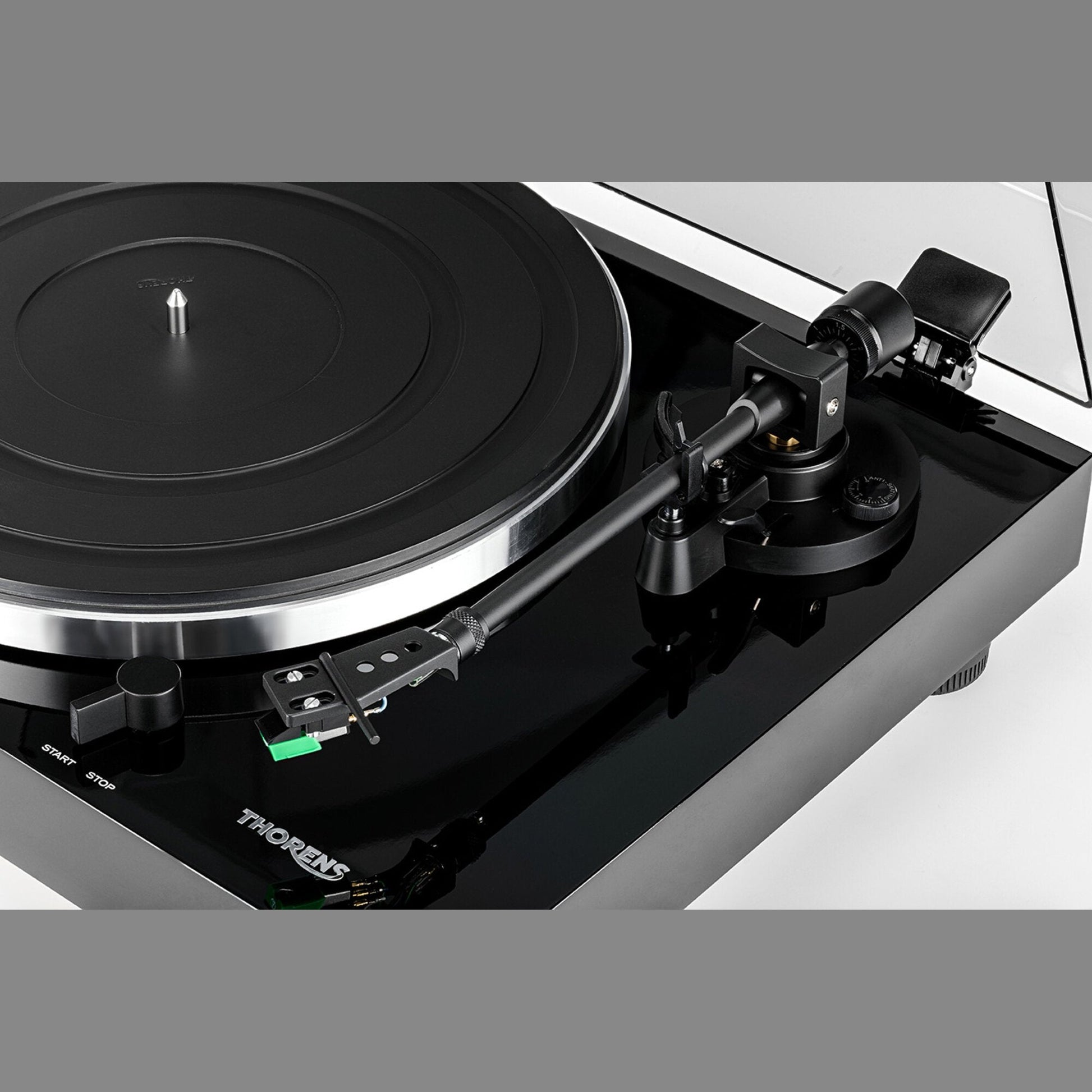 Thorens TD 202 Plattenspieler Schwarz Hochglanz Detailansicht Tonarm mit Tonabnehmer und Tonarmlager
