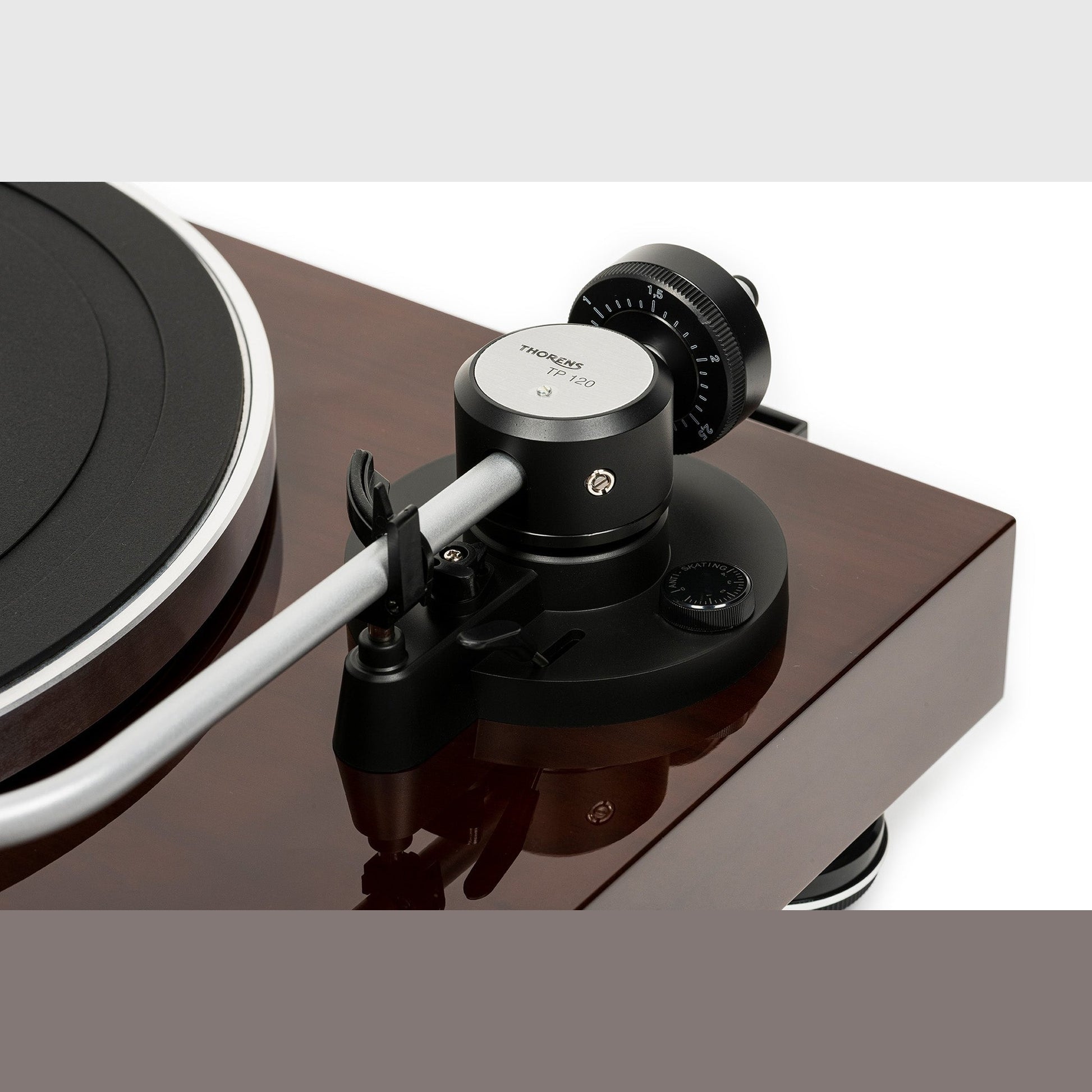Thorens TD 204 Plattenspieler Nussbaum Hochglanz Detailansicht 2 Tonarmlager TP 120 mit Gegengewicht und Antiskating