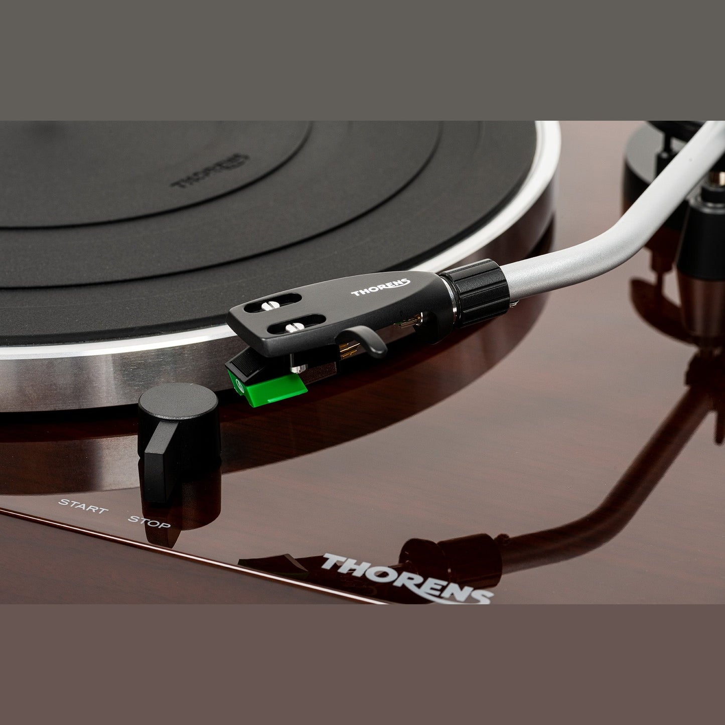 Thorens TD 204 Plattenspieler Nussbaum Hochglanz Detailansicht Headshell mit Tonabnehmer und Start-Stop-Taste