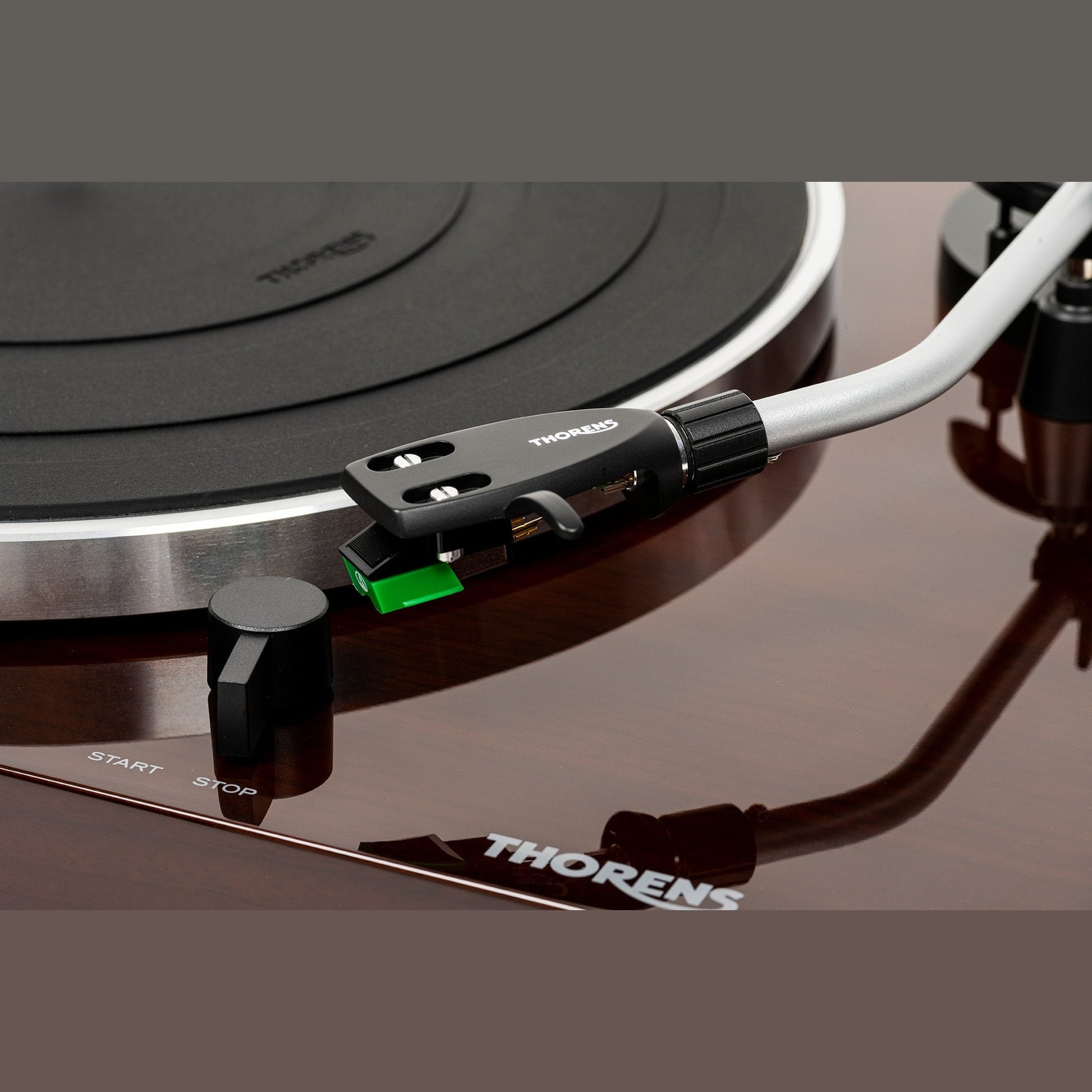 Thorens TD 204 Plattenspieler Nussbaum Hochglanz Detailansicht Headshell mit Tonabnehmer und Start-Stop-Taste
