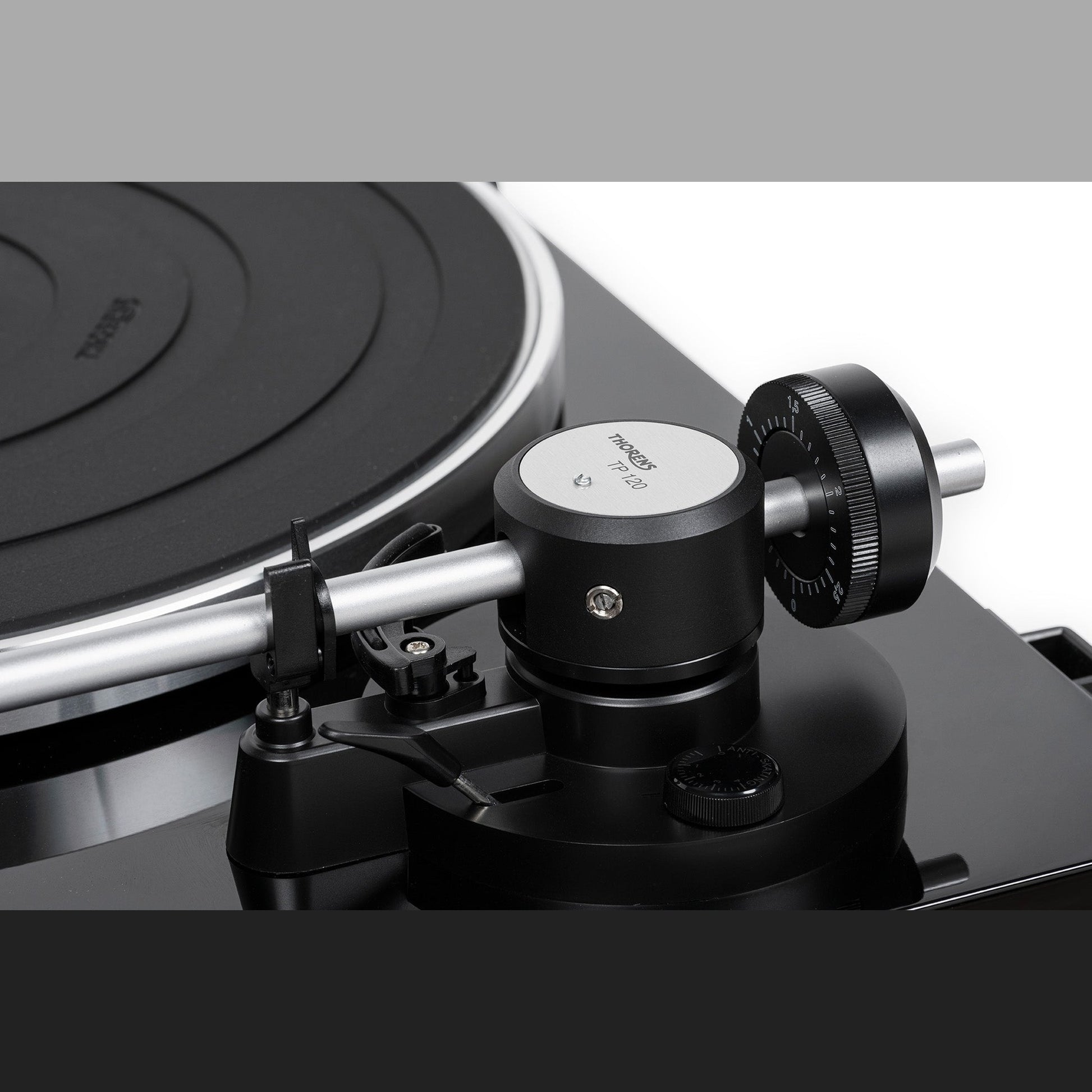 Thorens TD 204 Plattenspieler Schwarz Hochglanz Detailansicht Tonarmlager TP 120 mit Gegengewicht und Antiskating