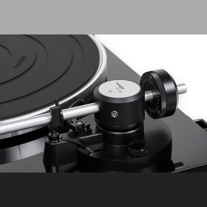 Thorens TD 204 Plattenspieler Schwarz Hochglanz Detailansicht Tonarmlager TP 120 mit Gegengewicht und Antiskating