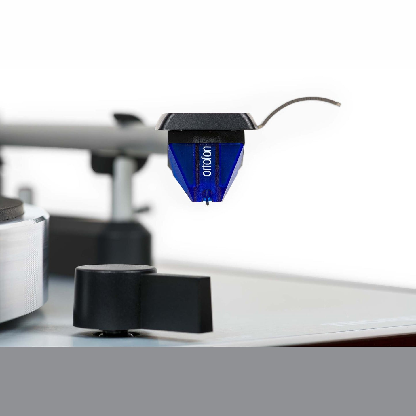 Thorens TD 403 DD Plattenspieler Nussbaum Hochglanz Detailansicht Ortofon-Tonabnehmer am Tonarm TP 150