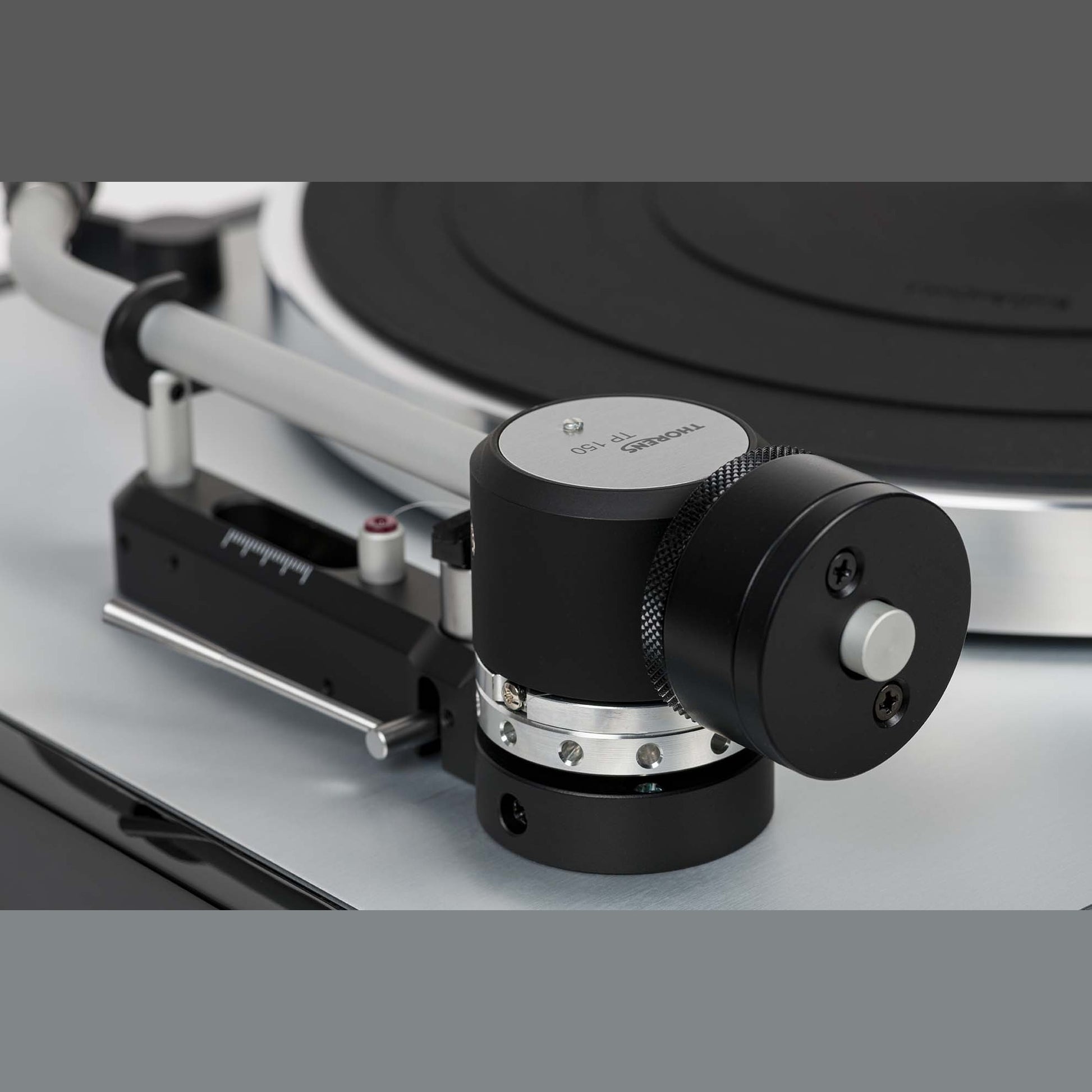 Thorens TD 403 DD Plattenspieler Schwarz Hochglanz Detailansicht 3 Gegengewicht am Tonarm TP 150