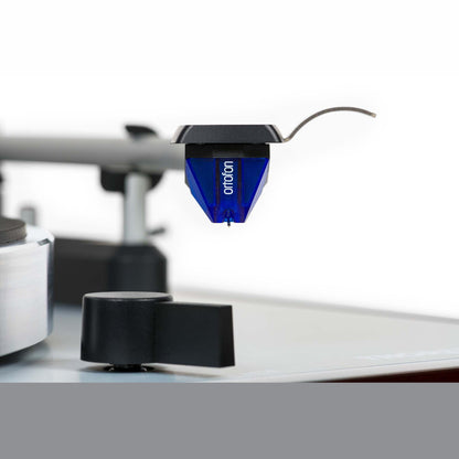 Thorens TD 403 DD Plattenspieler Schwarz Hochglanz Detailansicht Ortofon-Tonabnehmer am Tonarm TP 150