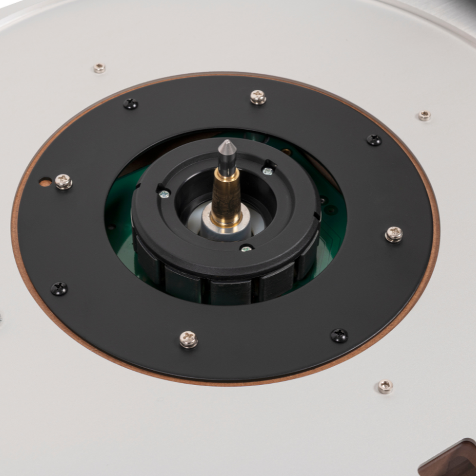 Thorens TD 404 DD Plattenspieler Eiche Matt Detailansicht Direktantrieb mit Lagerachse ohne Plattenteller