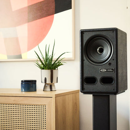 Vestlyd M-STANDS Lautsprecher-Ständer Schwarz Lifestyle mit M6C Active Lautsprecher im Wohnraum