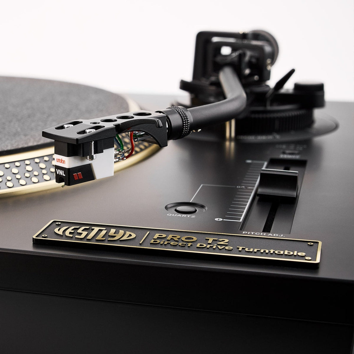 Vestlyd PRO T2 DJ-Plattenspieler Schwarz Detailansicht Tonarm mit Tonabnehmer und Typenschild