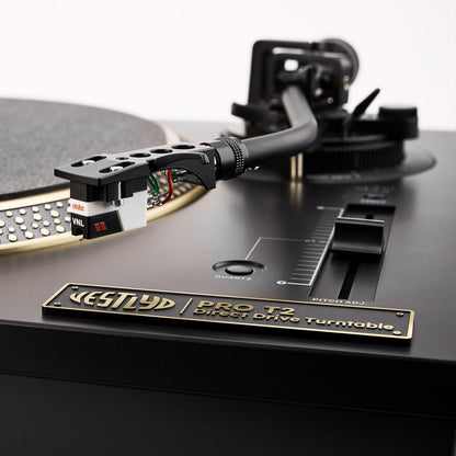 Vestlyd PRO T2 DJ-Plattenspieler Schwarz Detailansicht Tonarm mit Tonabnehmer und Typenschild