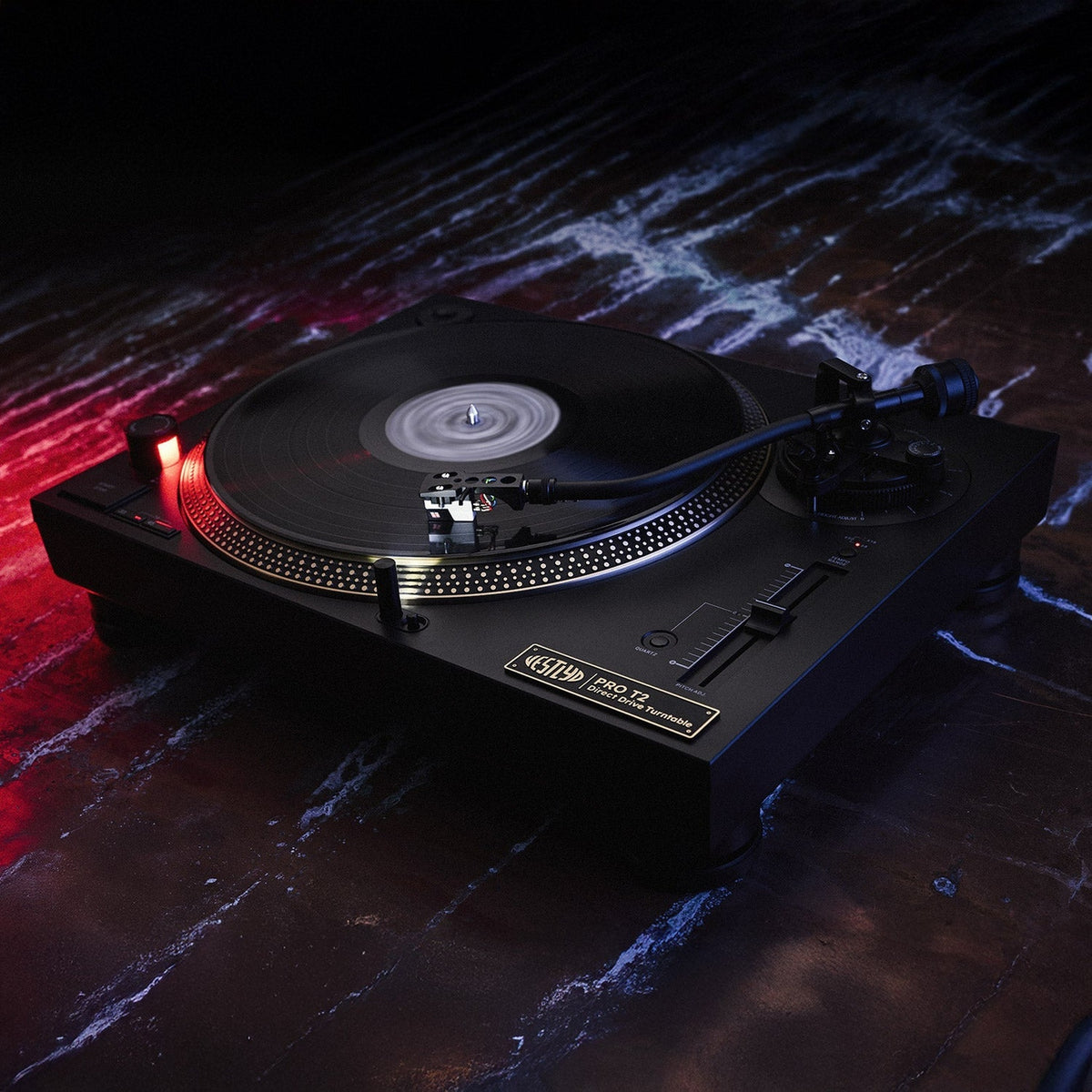 Vestlyd PRO T2 DJ-Plattenspieler Schwarz Lifestyle mit rotem Licht im Club-Ambiente